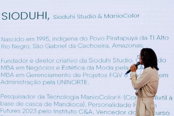 Inspiramais em Porto Alegre : indígena, pesquisador e designer Sioduhi Piratapuya apresentou corante à base de mandioca