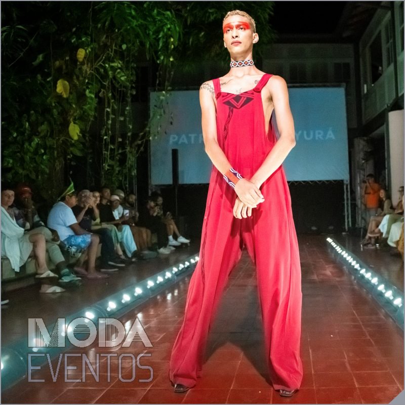 Desfile de moda originária no Festival Indígenas.BR - modaeventos.com.br