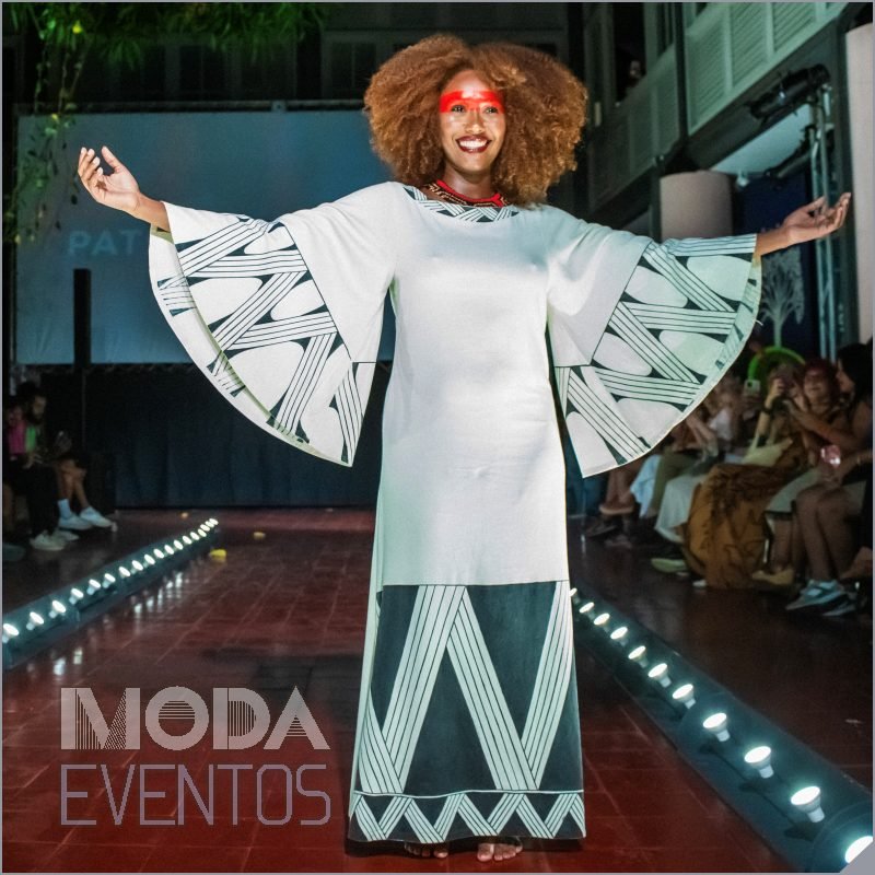 Desfile de moda originária no Festival Indígenas.BR - modaeventos.com.br