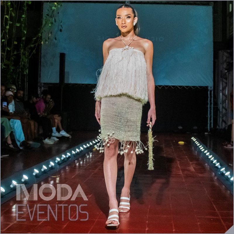 Desfile de moda originária no Festival Indígenas.BR - modaeventos.com.br