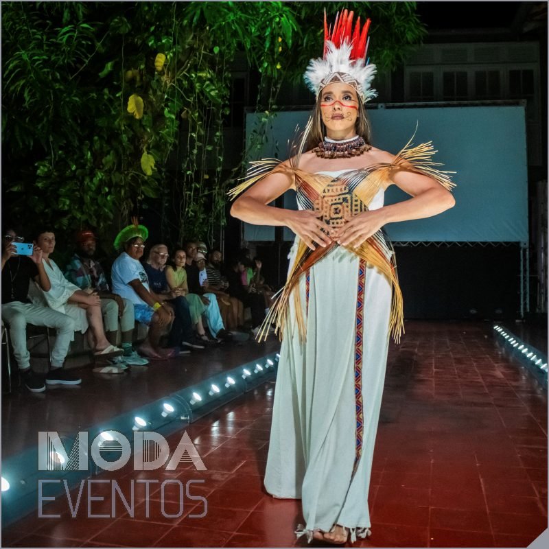 Desfile de moda originária no Festival Indígenas.BR - modaeventos.com.br