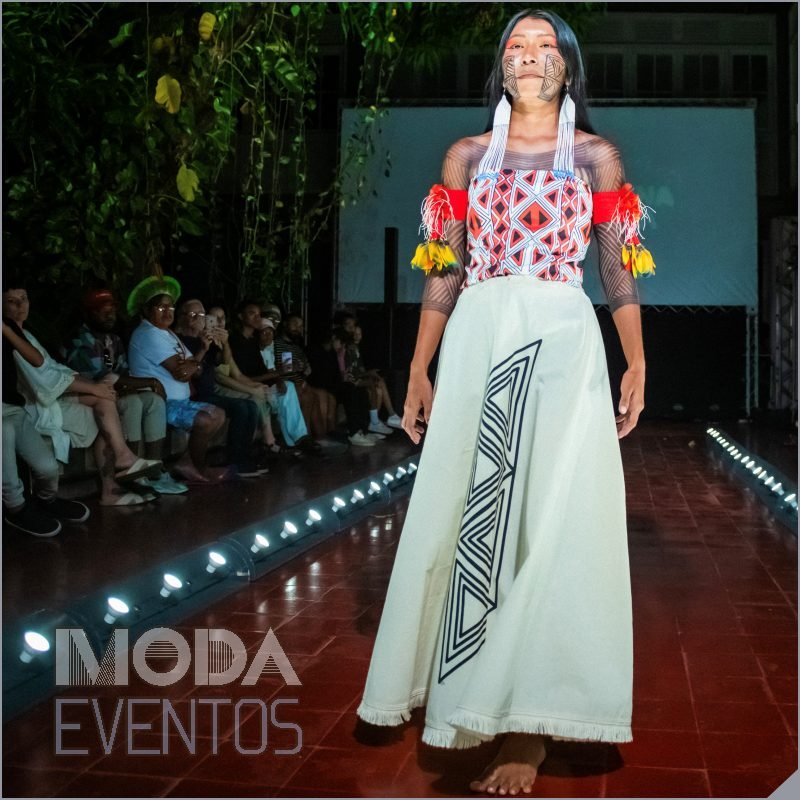 Desfile de moda originária no Festival Indígenas.BR - modaeventos.com.br