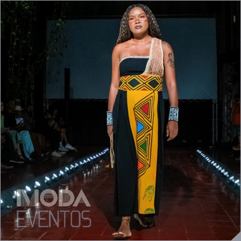 Desfile de moda originária no Festival Indígenas.BR - modaeventos.com.br