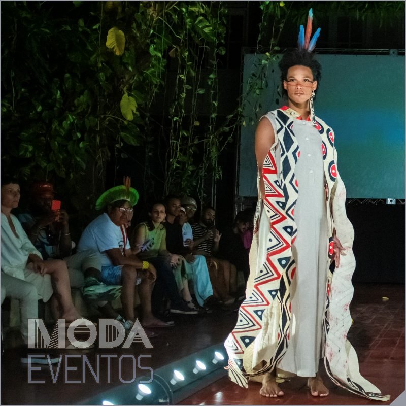 Desfile de moda originária no Festival Indígenas.BR - modaeventos.com.br