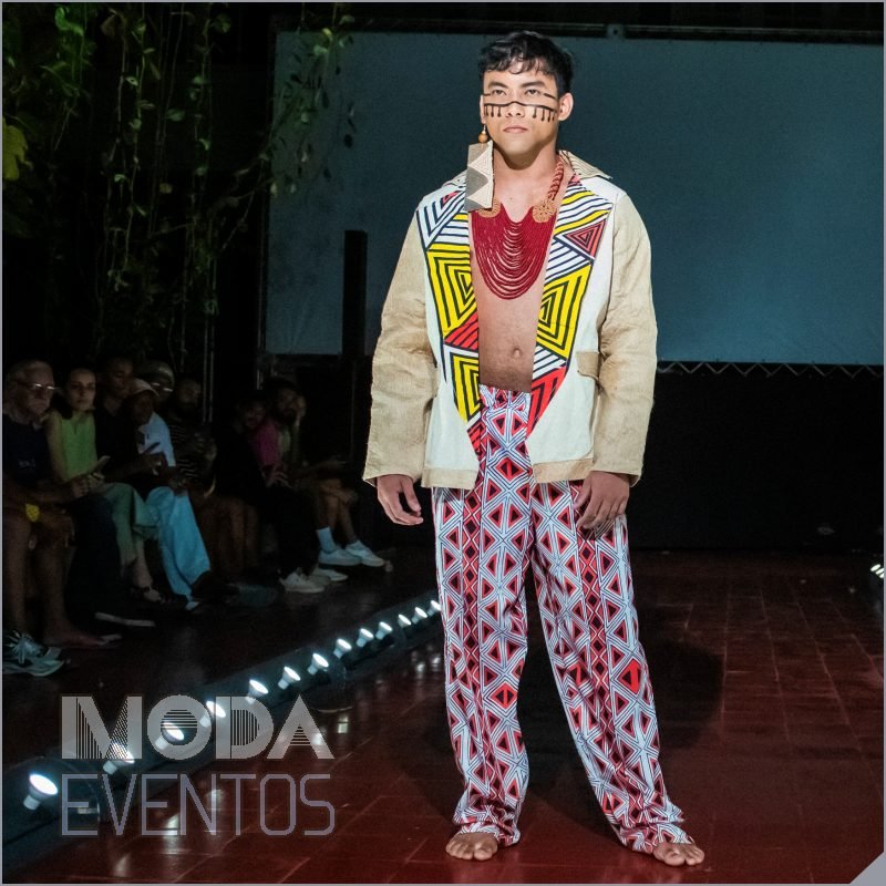 Desfile de moda originária no Festival Indígenas.BR - modaeventos.com.br