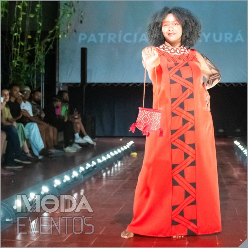 Desfile de moda originária no Festival Indígenas.BR - modaeventos.com.br