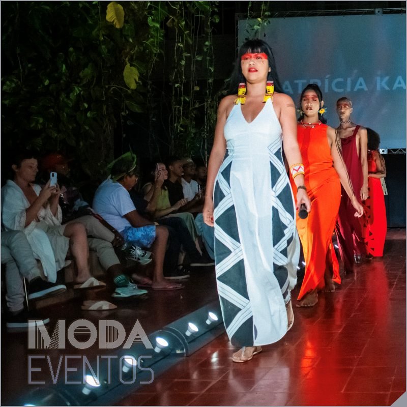 Desfile de moda originária no Festival Indígenas.BR - modaeventos.com.br