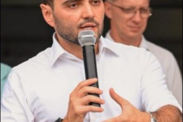 Gabriel Souza, vice-governador do Rio Grande do Sul, prestigia a abertura da Tresco Fashion na Três Coroas em Festa